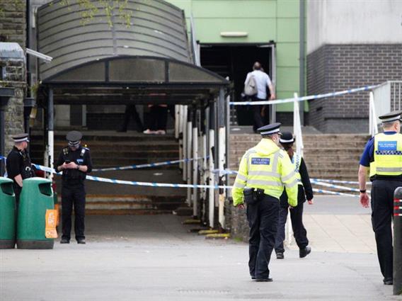 Тинејџерка во училиште во Британија со нож нападнала двајца наставници и девојче