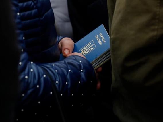 Пасоши на воено способните Украинци ќе се издаваат само во земјата