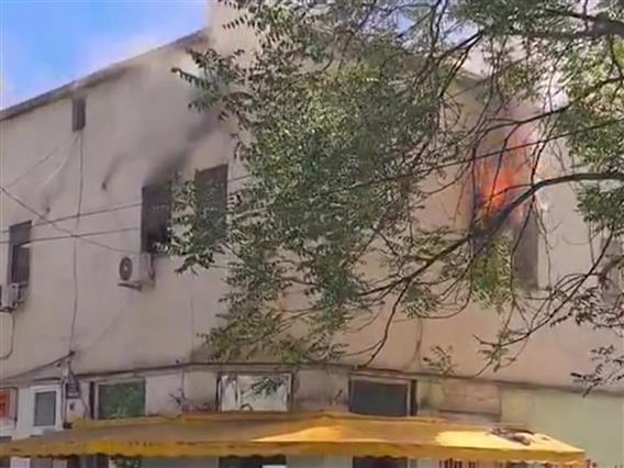 Пожар изби во куќа зад Универзална сала, интервенираа противпожарните екипи
